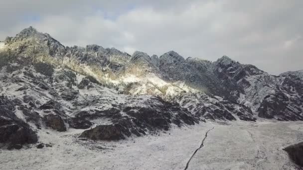 공중 볼 수 있습니다. 겨울에 높은 산과 플 라 잉입니다. 공중 카메라 촬영. 알타이, 시베리아. — 비디오