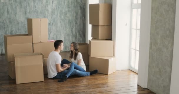 Casal jovem muito feliz e animado sobre a mudança para novo apartamento — Vídeo de Stock