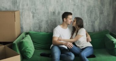 Genç çift çok mutlu ve heyecanlı yeni daire içine taşıma hakkında