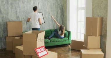 Resimli evde duvar tarih seçerek noktası genç Çift