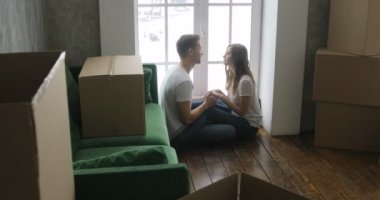 Genç çift çok mutlu ve heyecanlı yeni daire içine taşıma hakkında