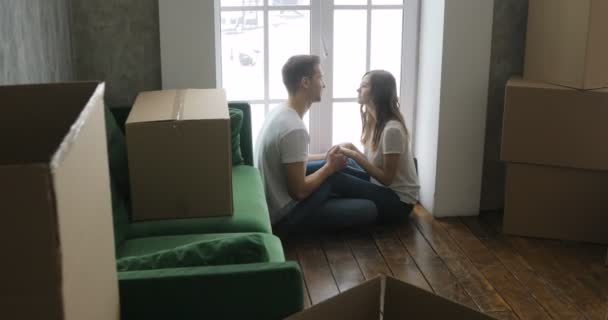 Pareja joven muy feliz y emocionada por mudarse a un nuevo apartamento — Vídeo de stock