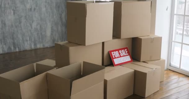 Novos donos de casas a desempacotar caixas. conceito dia em movimento. grandes caixas de papelão em nova casa — Vídeo de Stock