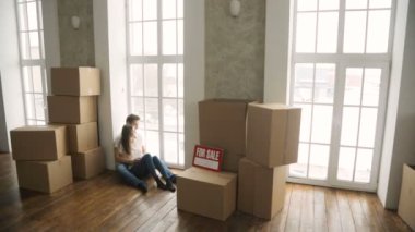 Genç çift çok mutlu ve heyecanlı yeni daire içine taşıma hakkında