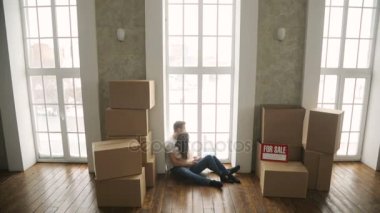 rahatlatıcı ve karton evinden açmak sonra gülerek aile taşı