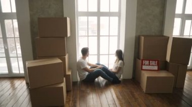 Genç çift çok mutlu ve heyecanlı yeni daire içine taşıma hakkında