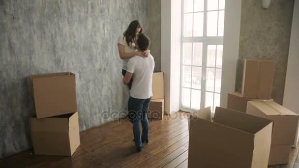 Casal jovem muito feliz e animado sobre a mudança para novo apartamento — Vídeo de Stock