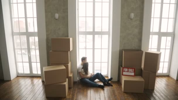 Familia relajarse y reír después de desempacar cartones de casa se mueven — Vídeo de stock