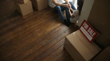 rahatlatıcı ve karton evinden açmak sonra gülerek aile taşı