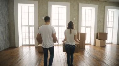 Genç çift çok mutlu ve heyecanlı yeni daire içine taşıma hakkında
