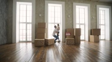 Genç çift çok mutlu ve heyecanlı yeni daire içine taşıma hakkında