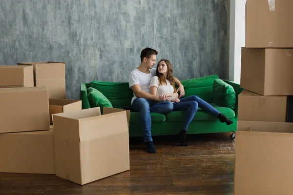 Молода пара дуже щаслива і схвильована тим, що переїхала в нову квартиру — стокове фото