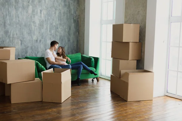 Casal jovem muito feliz e animado sobre a mudança para novo apartamento — Fotografia de Stock