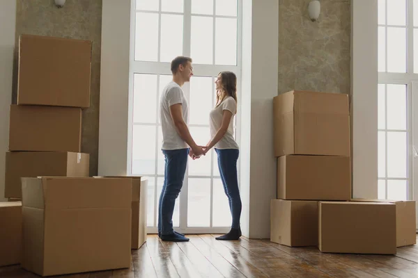 Giovane coppia molto felice ed entusiasta di trasferirsi in un nuovo appartamento — Foto Stock