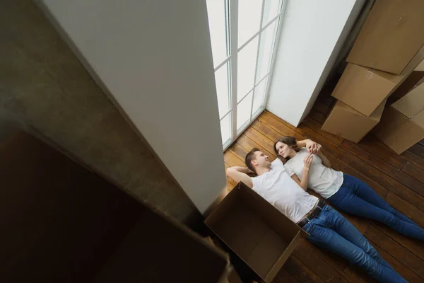 Giovane coppia molto felice ed entusiasta di trasferirsi in un nuovo appartamento. vista dall'alto — Foto Stock