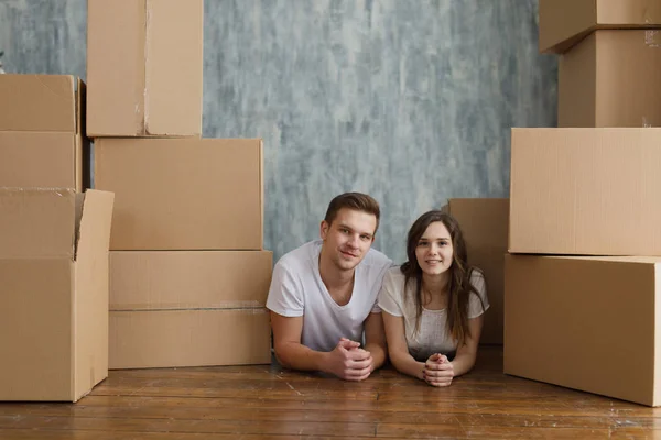 Giovane coppia molto felice ed entusiasta di trasferirsi in un nuovo appartamento — Foto Stock