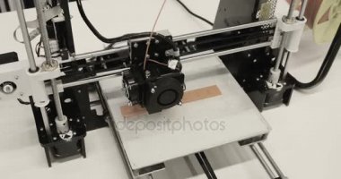 Okul laboratuvar, 3d plastik yazıcı, 3d baskı çalışması sırasında üç boyutlu yazıcı
