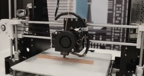 Drie dimensionale printer tijdens werk in school laboratorium, 3D-kunststof printer, 3d printen — Stockvideo