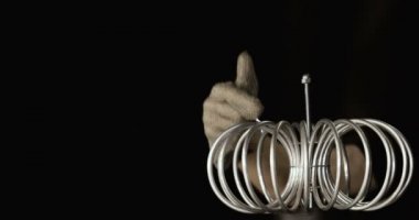 Garip bilim. İnsanlar çalışıyor için almak elektrik Lightning'ler gelen Tesla Coil patlayan ve elektrik yıldırım kıvılcım.