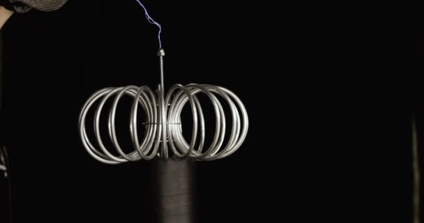 Strana scienza. Persone che cercano di ottenere fulmini di elettricità da Tesla Coil scintille eruzione e fulmini di elettricità . — Video Stock