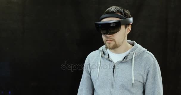 Augmented Reality bril. Erotische blanke jongeman met holografische augmented reality bril. Spelontwikkeling. — Stockvideo