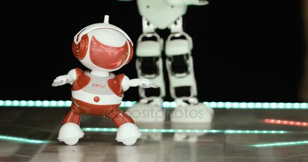 Nowosybirsk - 01.22.2018: Człekokształtny robot dance. Grupa bystry roboty taniec. Z bliska inteligentny robot dance show. Taniec wydajności robota. Robotic dance party. Taniec dostosowane zabawka. nowoczesne — Wideo stockowe