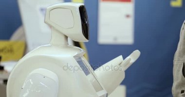 Novosibirsk Rusya - 01.22.2018: Sibernetik sistem bugün. Modern robotik teknolojiler. Özerk insansı robot. onun değmek perde kullanan bir adam. Yüksek teknoloji sistemi bugün. Toplumda yenilikçi Yardımcısı