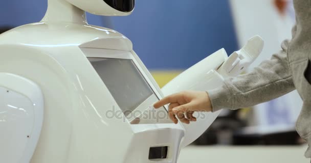 NOVOSIBIRSK RUSIA - 01.22.2018: Sistema cibernético actual. Tecnologías robóticas modernas. Robot autónomo humanoide. un hombre usando su pantalla táctil. Sistema de alta tecnología hoy. Asistente innovador en la sociedad — Vídeo de stock