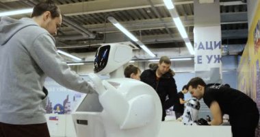 Novosibirsk Rusya - 01.22.2018: Sibernetik sistem bugün. Modern robotik teknolojiler. Özerk insansı robot. onun değmek perde kullanan bir adam. Yüksek teknoloji sistemi bugün. Toplumda yenilikçi Yardımcısı