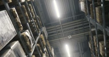 Hareketli kamera boyunca ürünler toptan dükkanda bir depo. Çok düzey modern ambar. Dolly ateş