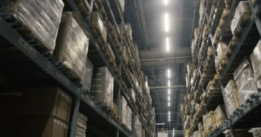Hareketli kamera boyunca ürünler toptan dükkanda bir depo. Çok düzey modern ambar. Dolly ateş