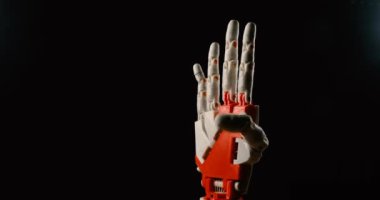 Sibernetik robot kol. Robot el siyah arka plan üzerine kapatın. Hareket fütüristik Robotik el