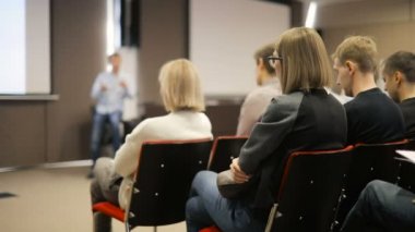 hoparlör konferansta konuşma söyler. İş insanlar seminer konferans toplantı Office eğitim kavramı