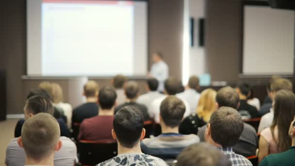 , sagt der Redner auf der Konferenz. Geschäftsleute Seminar Konferenz Besprechung Büro Schulungskonzept — Stockvideo