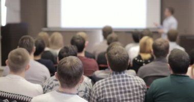 hoparlör konferansta konuşma söyler. İş insanlar seminer konferans toplantı Office eğitim kavramı