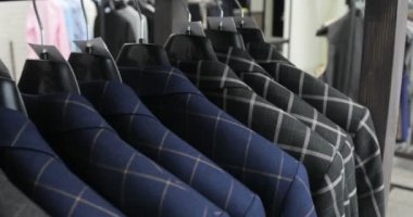 Erkek takım elbise terzi dükkanında. Mens eller onların gardıropta bir ceket seçin. Seçme erkek