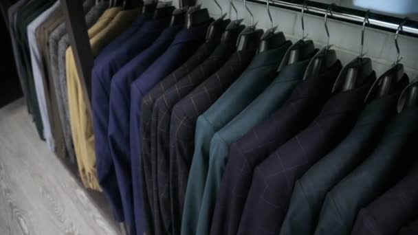 Erkek takım elbise terzi dükkanında. Mens eller onların gardıropta bir ceket seçin. Seçme erkek — Stok video