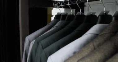 Erkek takım elbise terzi dükkanında. Mens eller onların gardıropta bir ceket seçin. Seçme erkek