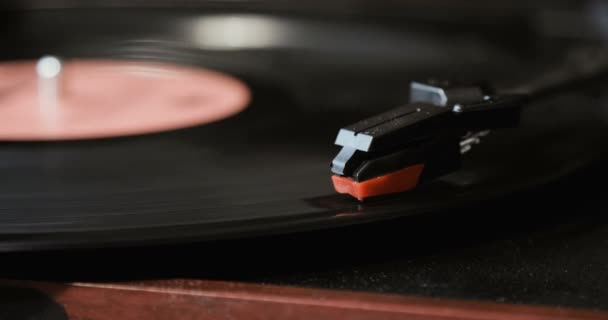 Primer plano del uso de un antiguo tocadiscos de vinilo. tocadiscos, dejando caer aguja de lápiz en vinilo reproducción de discos — Vídeos de Stock