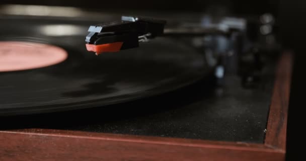 Close-up van het met behulp van een platenspeler antiquarische vinyl. draaitafel speler, dropping stylus naald op vinyl record spelen — Stockvideo