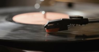 Bir Sahaf vinil plak çalar kullanarak yakın çekim. pikap oyuncu, vinil plak oynarken ekran kalemi iğne bırakarak