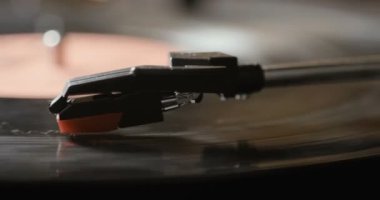 DJ pikabındaki vinil plağı kapat