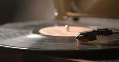 Bir Sahaf vinil plak çalar kullanarak yakın çekim. pikap oyuncu, vinil plak oynarken ekran kalemi iğne bırakarak