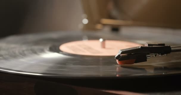 Close-up van het met behulp van een platenspeler antiquarische vinyl. draaitafel speler, dropping stylus naald op vinyl record spelen — Stockvideo