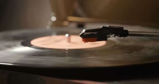 Крупный план виниловой пластинки на проигрывателе DJ Turntable — стоковое видео