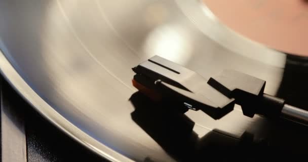 Närbild av vinylrekord på DJ skivspelare — Stockvideo