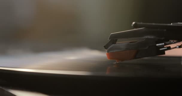 Close-up de usar um leitor de discos de vinil antiquário. gira-discos, deixando cair agulha de estilete no disco de vinil tocando — Vídeo de Stock