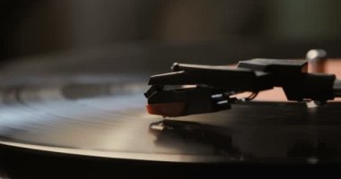 Bir Sahaf vinil plak çalar kullanarak yakın çekim. pikap oyuncu, vinil plak oynarken ekran kalemi iğne bırakarak