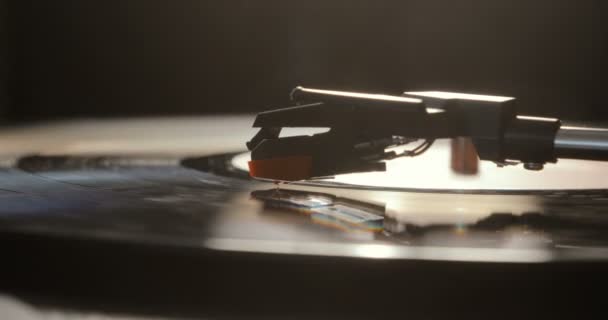 Primo piano dell'utilizzo di un giradischi in vinile antiquario. giradischi, che lascia cadere l'ago dello stilo sul disco in vinile — Video Stock