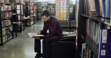 Öğrenci kütüphanede kitap okuyorum. Konsept: eğitim, portre, Kütüphane ve çalışkan, sakin ol.